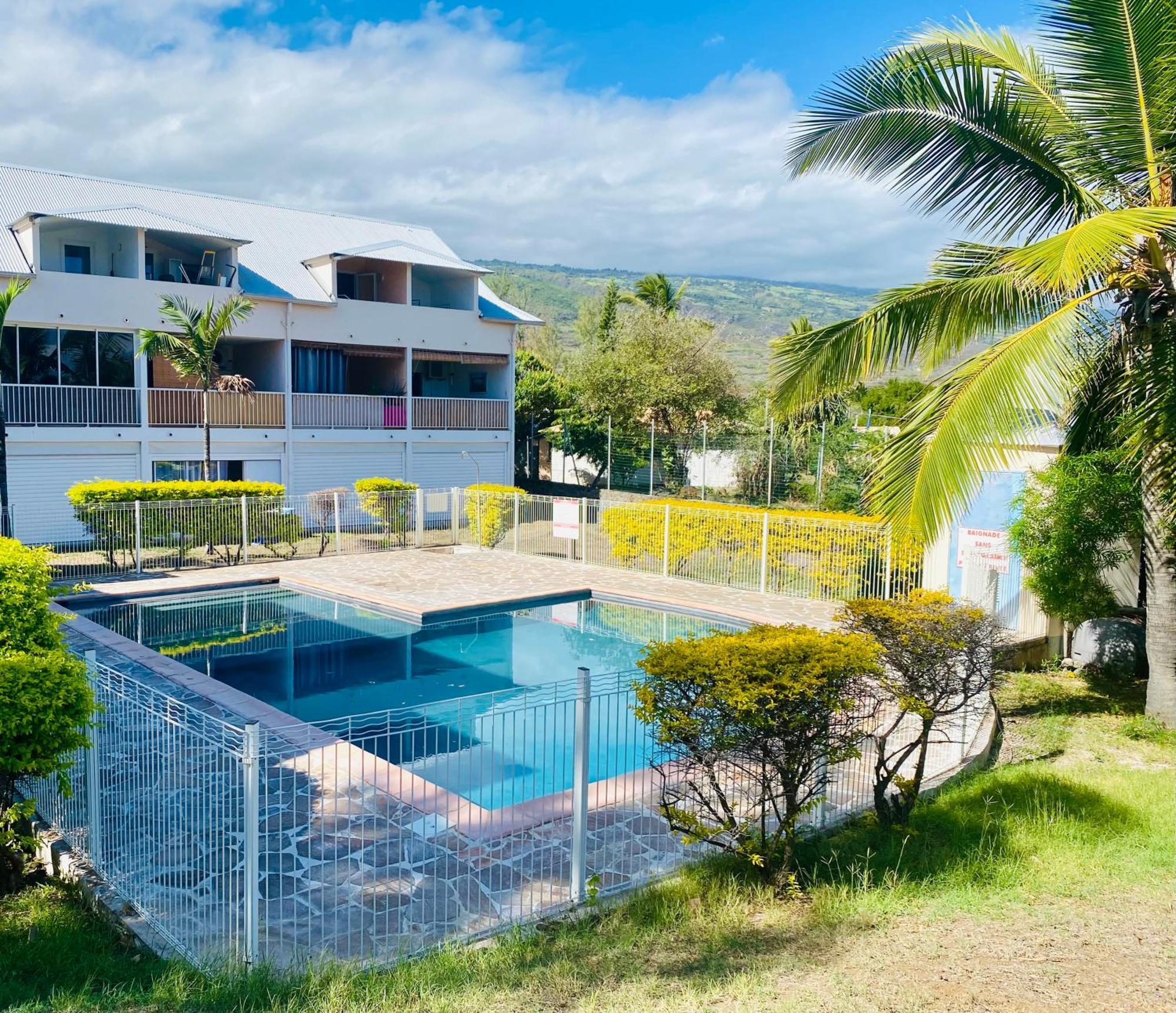 Au Bord De L'Eau La Saline Les Bains Apartment Exterior photo